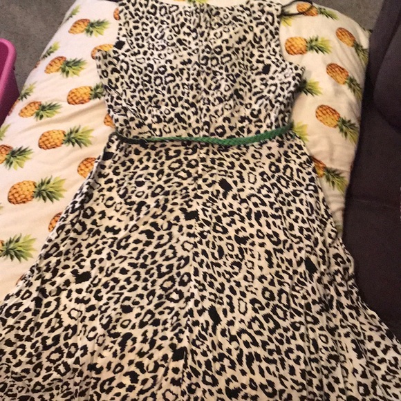 Black and white print dress with green belt - Picture 3 of 3